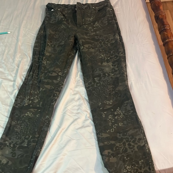 Gloria Vanderbilt size 12 camo & cheetah print - Picture 1 of 2